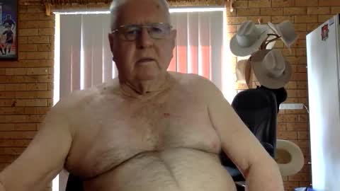 Snapshot of knights2001 chatting on October 9, 3:37 am Aussiedude online show from October 9, 3:37 am