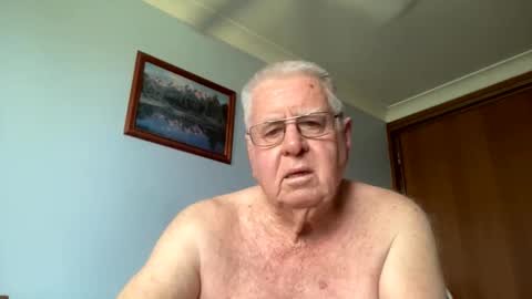 Snapshot of knights2001 chatting on December 22, 4:31 am Aussiedude online show from December 22, 4:31 am