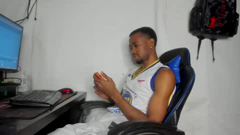 Snapshot of kofi_exotic_ chatting on May 15, 9:22 pm kofi online show from May 15, 9:22 pm