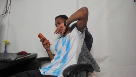 Snapshot of kofi_exotic_ chatting on June 7, 10:24 pm kofi online show from June 7, 10:24 pm