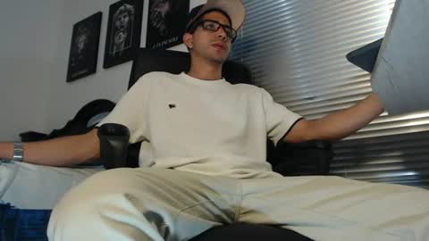 Snapshot of kratoswolf chatting on July 17, 4:01 pm kratoswolf online show from July 17, 4:01 pm