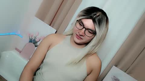 Snapshot of krezikeed chatting on January 13, 11:43 pm krezikeed online show from January 13, 11:43 pm