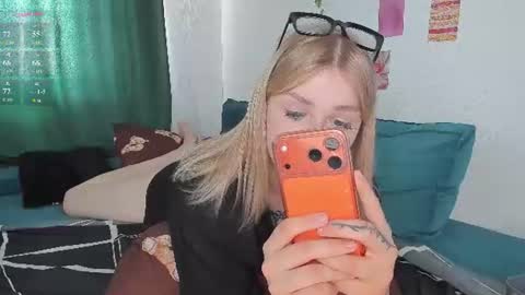 Snapshot of krisi_myrr chatting on June 29, 1:33 pm Kristina3 online show from June 29, 1:33 pm