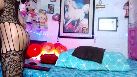 krisstal703358 online show from December 18, 7:25 am