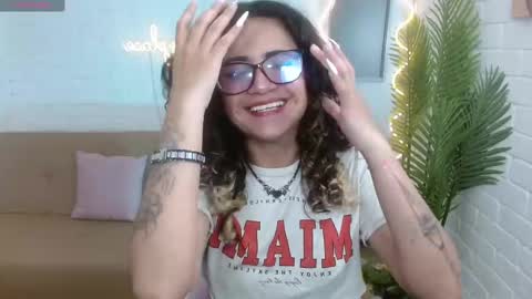 Snapshot of kristen_tay chatting on January 10, 11:43 am kristen_tay online show from January 10, 11:43 am