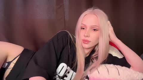 Snapshot of kristy_babe chatting on March 23, 12:42 pm Kristy and Alice online show from March 23, 12:42 pm