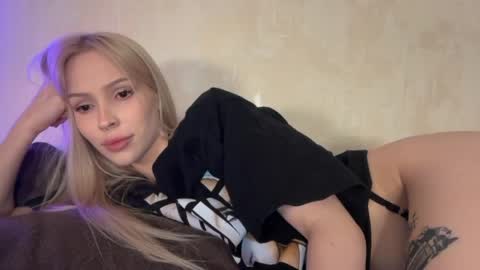 Snapshot of kristy_babe chatting on April 10, 11:42 pm Kristy and Alice online show from April 10, 11:42 pm