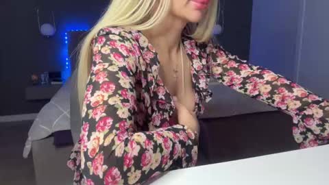 Snapshot of kristy_saint chatting on February 3, 6:22 am Kristi online show from February 3, 6:22 am