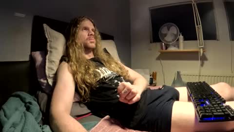 Snapshot of krullz123 chatting on December 15, 10:58 pm Krullz online show from December 15, 10:58 pm