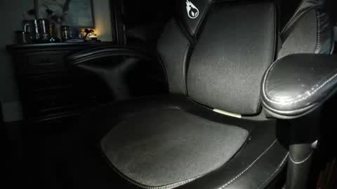 Snapshot of kwufbenk chatting on December 16, 7:13 am kwufbenk online show from December 16, 7:13 am