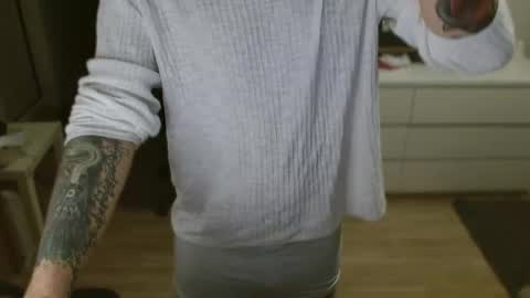 Snapshot of kyle_tattoo chatting on June 3, 12:46 am kyle online show from June 3, 12:46 am