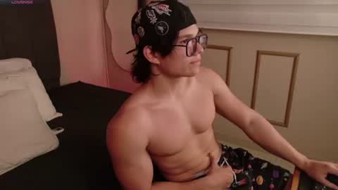 Snapshot of kyliam_big chatting on June 15, 7:16 pm Kyliam online show from June 15, 7:16 pm