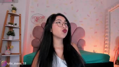Snapshot of kylie_evans_18 chatting on July 5, 4:36 pm Kylie online show from July 5, 4:36 pm
