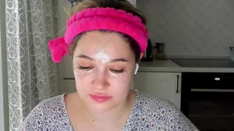 Snapshot of kylieblond chatting on January 17, 10:33 am Din online show from January 17, 10:33 am