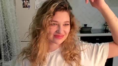 Snapshot of kylieblond chatting on February 22, 8:42 pm Din online show from February 22, 8:42 pm