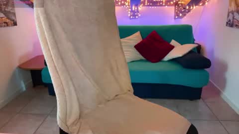 Kylie  online show from June 19, 1:48 pm