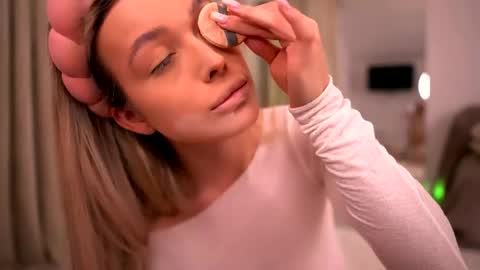 Snapshot of kyliejoyce chatting on April 18, 8:20 pm Kylie online show from April 18, 8:20 pm