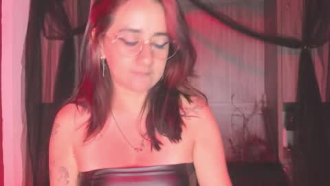 Snapshot of kyliemaxwell chatting on December 19, 1:18 pm K Y L I E online show from December 19, 1:18 pm