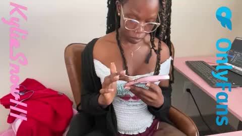 Snapshot of kyliesnowxxx chatting on March 10, 5:51 pm Kylie Snow online show from March 10, 5:51 pm