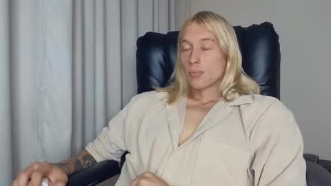 Snapshot of l_adonis_l chatting on September 13, 6:35 am Adonis online show from September 13, 6:35 am