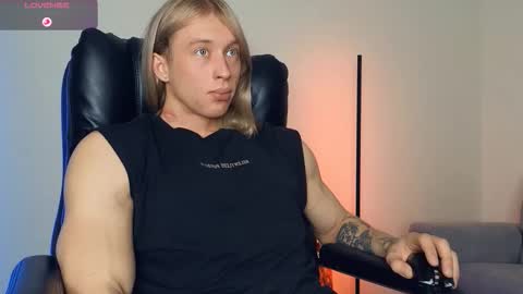 Snapshot of l_adonis_l chatting on November 4, 6:12 am Adonis online show from November 4, 6:12 am