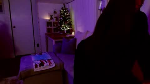 Snapshot of l_and_elle chatting on December 14, 4:34 am Giselle online show from December 14, 4:34 am