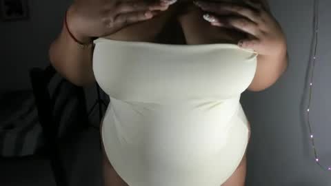 Snapshot of la_pequena_culona chatting on May 23, 1:11 am la_pequena_culona online show from May 23, 1:11 am