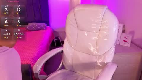 Snapshot of laara_croft chatting on November 23, 8:08 pm L A R A online show from November 23, 8:08 pm