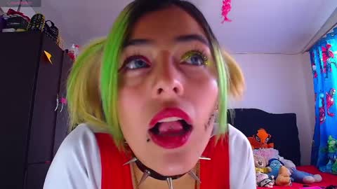 Snapshot of lacolombiana_bitch chatting on May 8, 7:52 pm Valentina online show from May 8, 7:52 pm