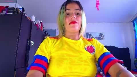 Snapshot of lacolombiana_bitch chatting on June 17, 9:16 pm Valentina online show from June 17, 9:16 pm