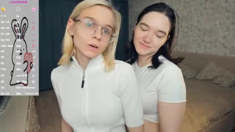 Violet and Isabel online show from May 5, 7:22 pm