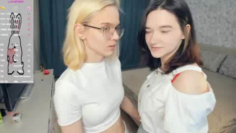 Violet and Isabel online show from May 6, 7:30 pm