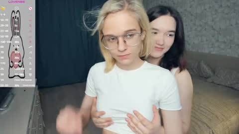 Violet and Isabel online show from May 10, 7:19 pm