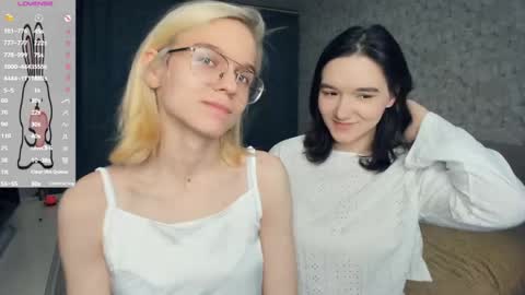 Violet and Isabel online show from May 11, 7:00 pm