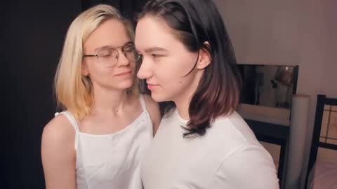 Violet and Isabel online show from May 12, 7:11 pm