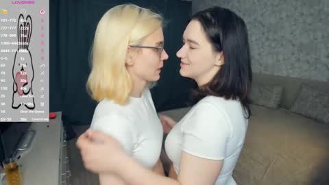 Violet and Isabel online show from May 13, 7:11 pm
