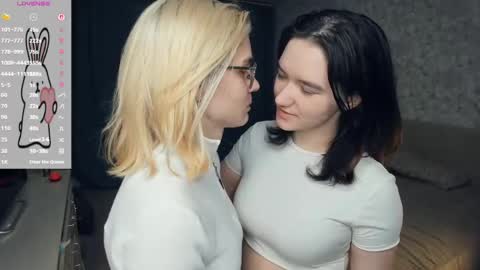 Violet and Isabel online show from May 14, 7:20 pm