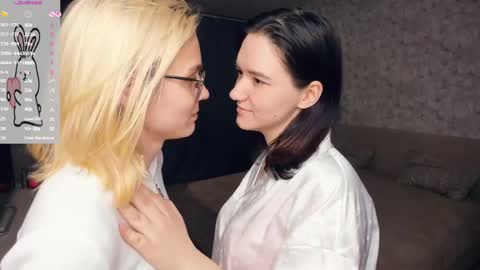 Violet and Isabel online show from May 18, 7:20 pm