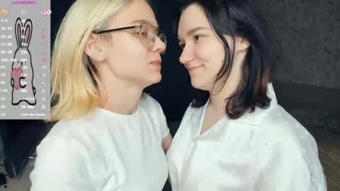 Violet and Isabel online show from May 19, 7:20 pm