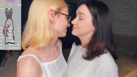 Violet and Isabel online show from May 23, 7:18 pm