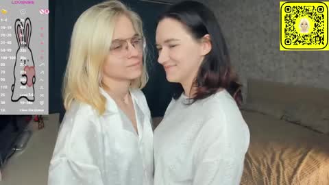 Violet and Isabel online show from May 29, 7:23 pm