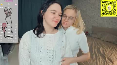 Violet and Isabel online show from May 30, 7:22 pm