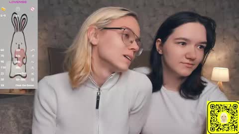 Violet and Isabel online show from June 1, 7:15 pm