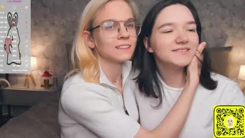 Violet and Isabel online show from June 2, 7:16 pm