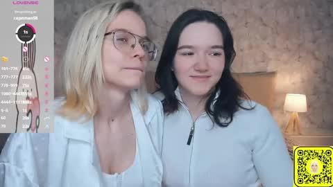 Violet and Isabel online show from June 3, 7:19 pm