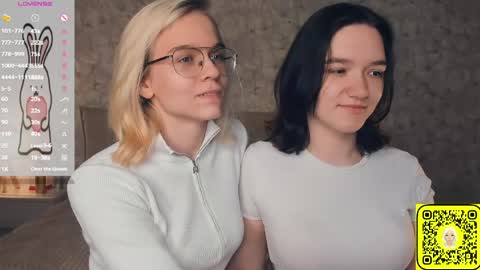 Violet and Isabel online show from June 6, 7:18 pm