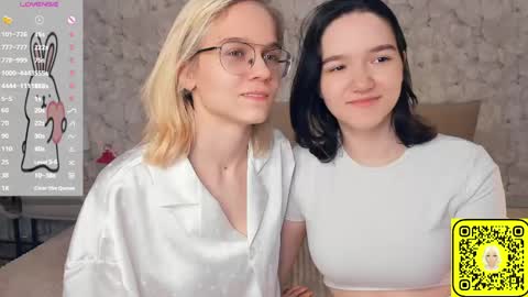 Violet and Isabel online show from June 7, 7:17 pm