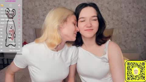 Violet and Isabel online show from June 8, 7:03 pm