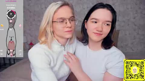 Violet and Isabel online show from June 9, 7:25 pm
