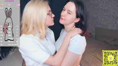 Violet and Isabel online show from June 10, 7:13 pm